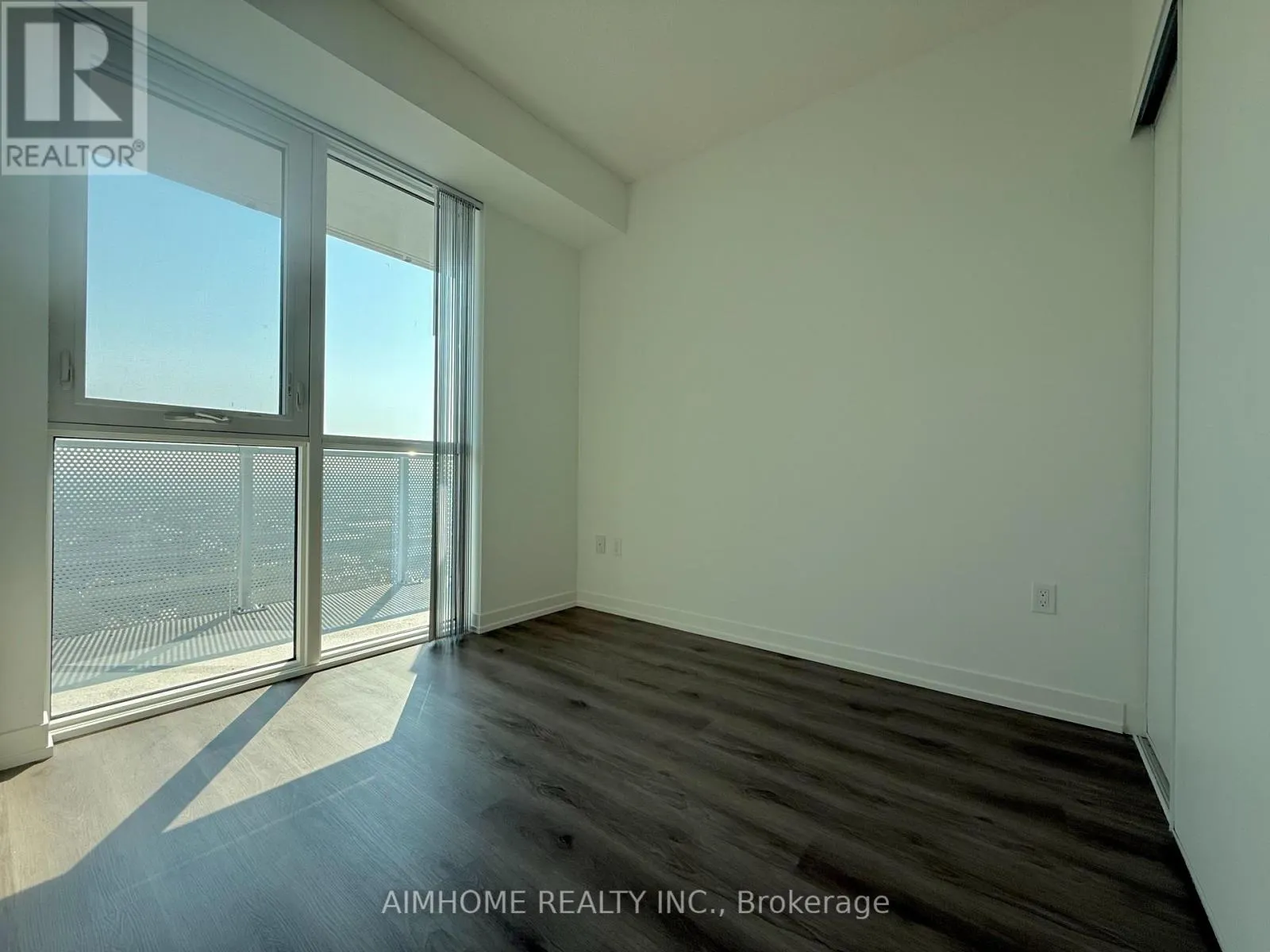 3207 - 28 INTERCHANGE WAY