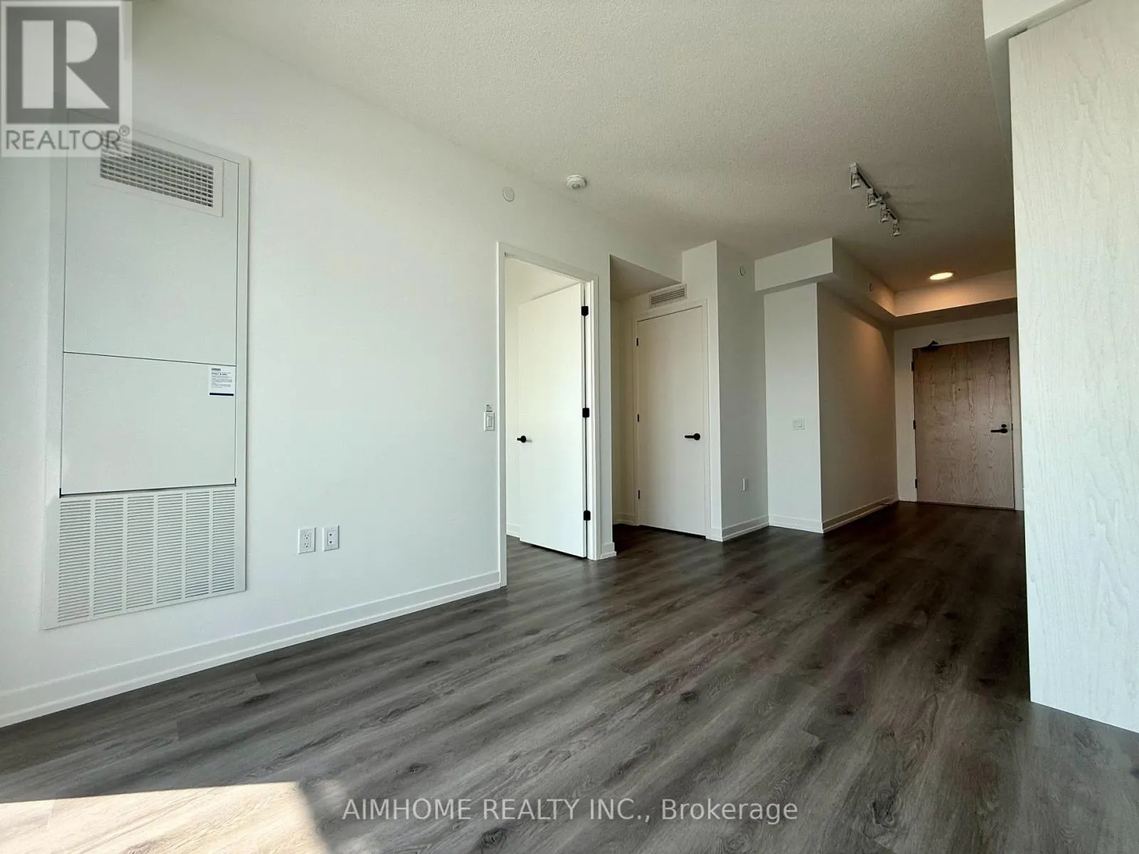 3207 - 28 INTERCHANGE WAY
