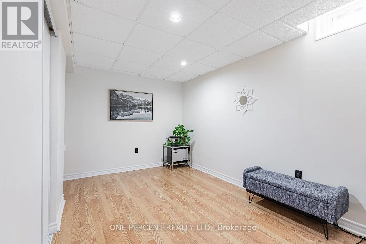 37 LANSBURY COURT