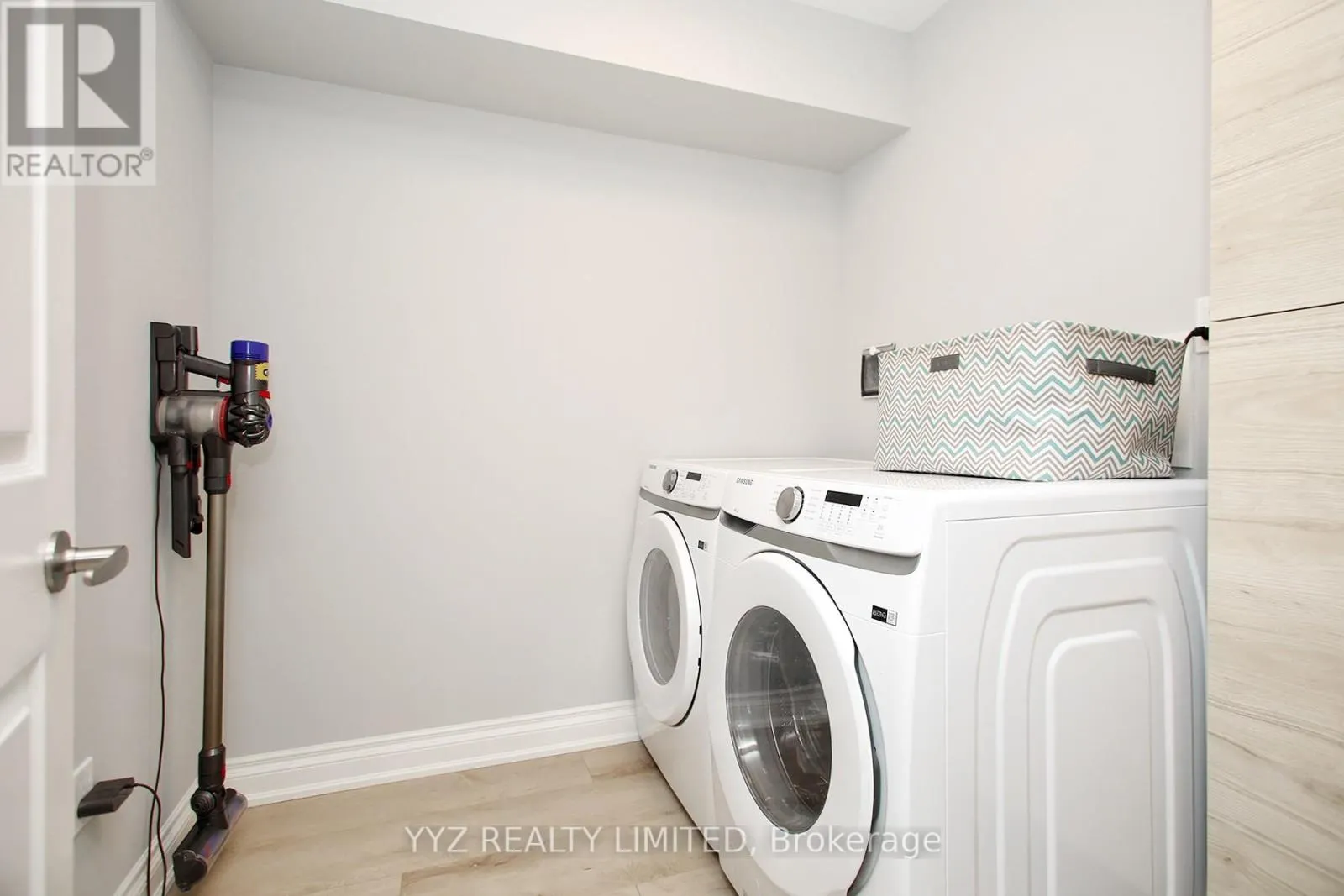 407 - 1 CLARK AVENUE W