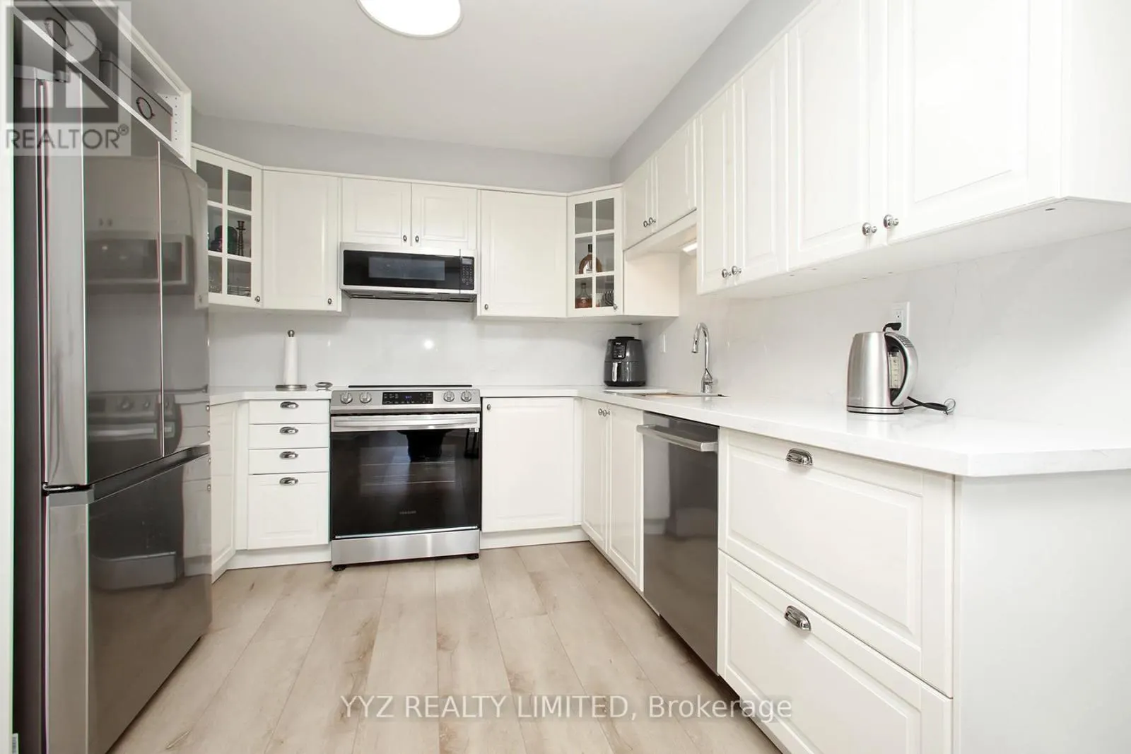 407 - 1 CLARK AVENUE W