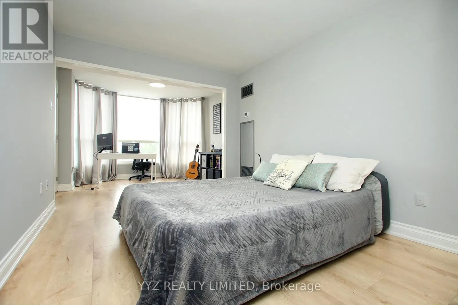 407 - 1 CLARK AVENUE W