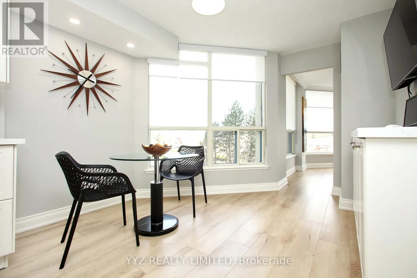 407 - 1 CLARK AVENUE W