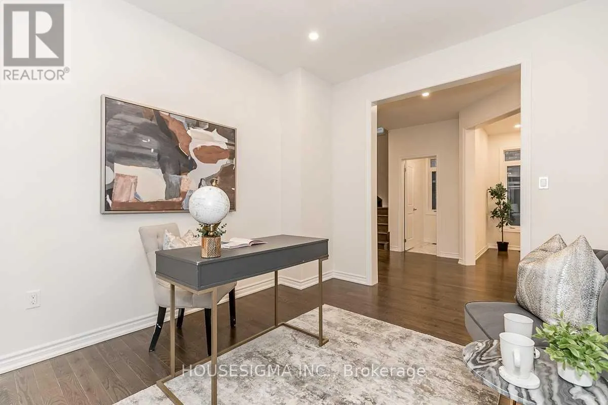 121 FERRAGINE CRESCENT