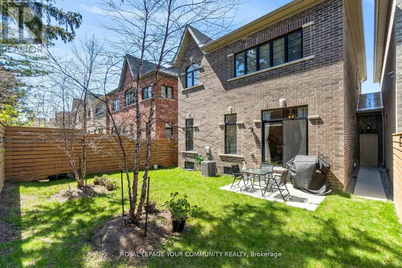 8 DUNCOMBE LANE