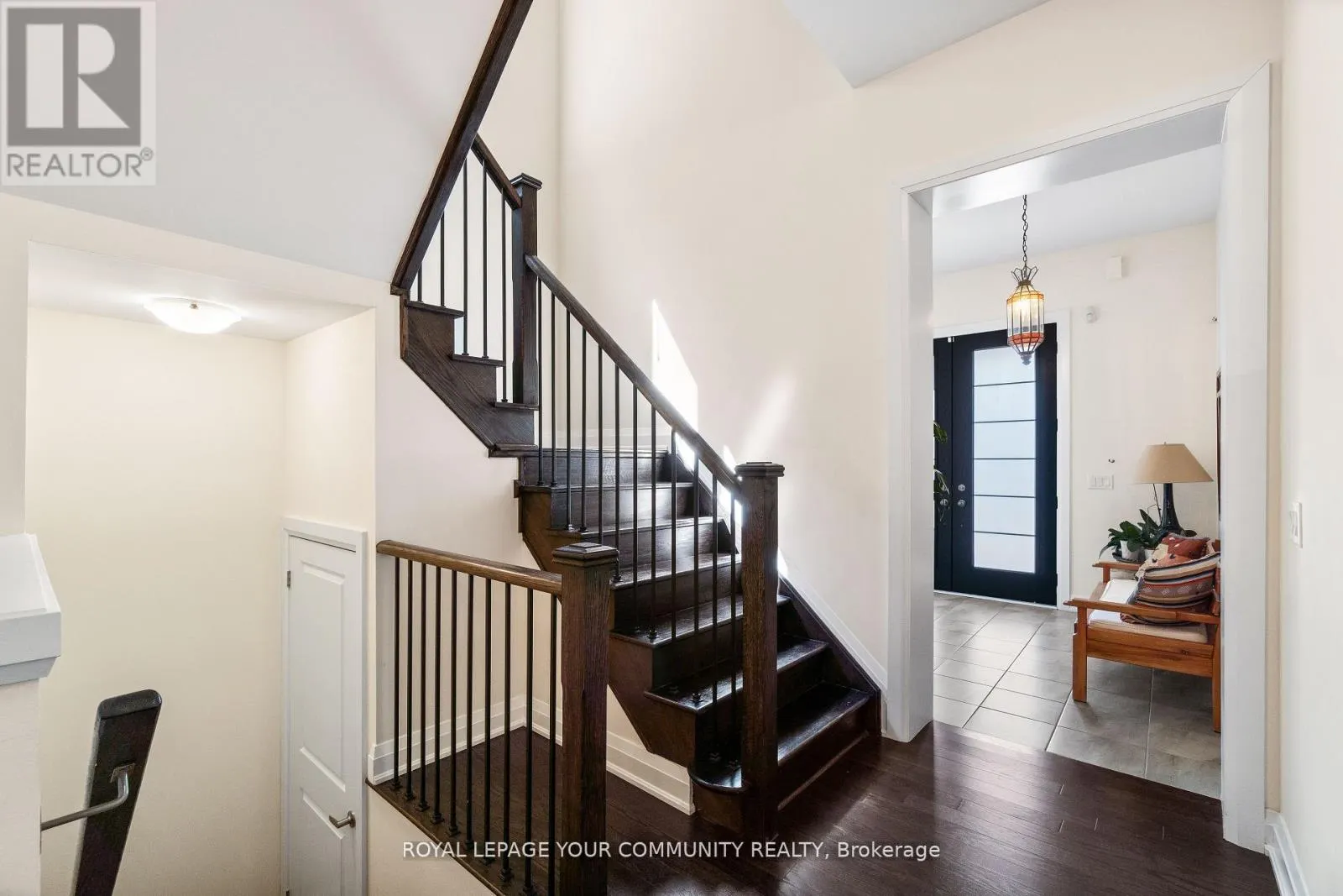 8 DUNCOMBE LANE
