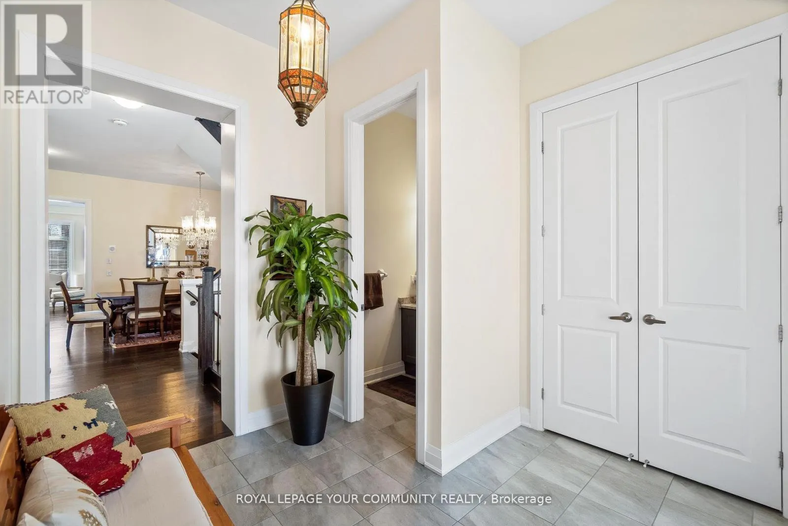 8 DUNCOMBE LANE