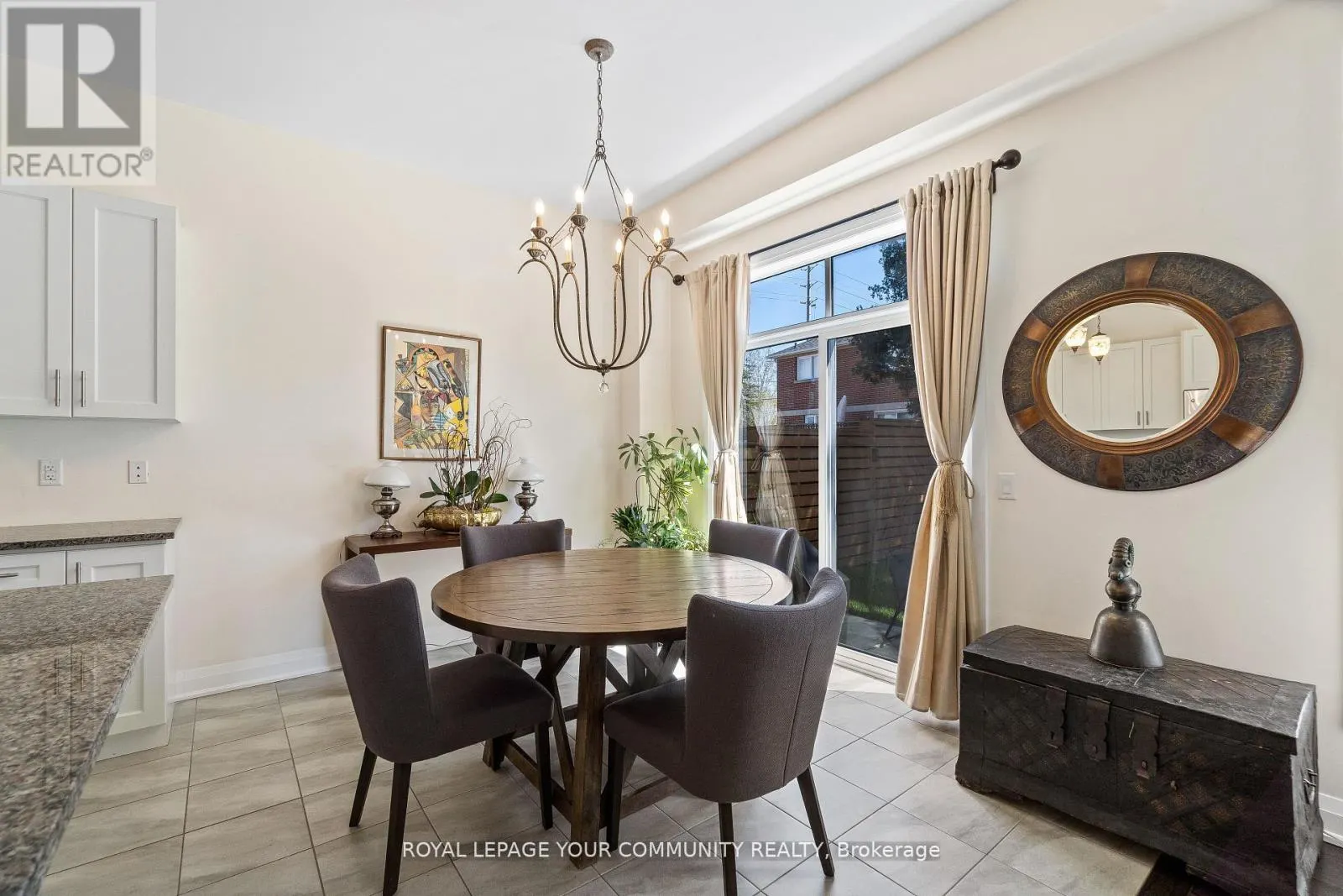 8 DUNCOMBE LANE