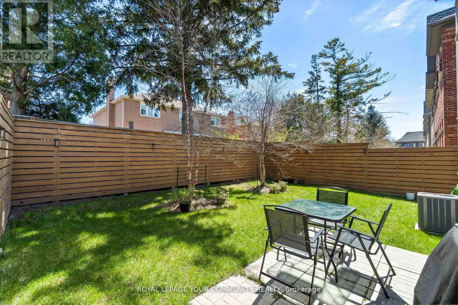 8 DUNCOMBE LANE