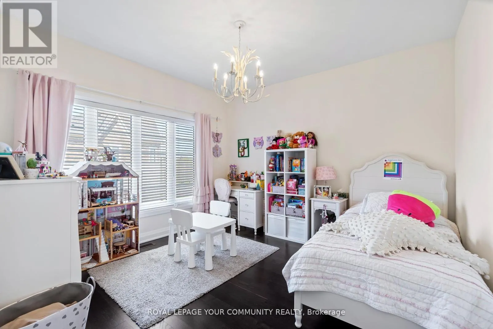8 DUNCOMBE LANE