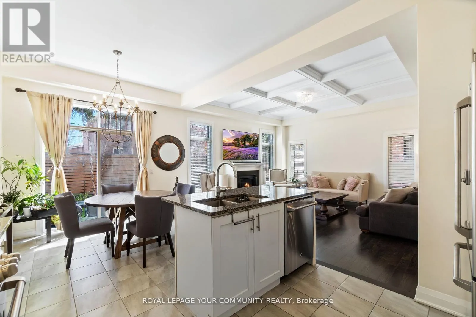 8 DUNCOMBE LANE