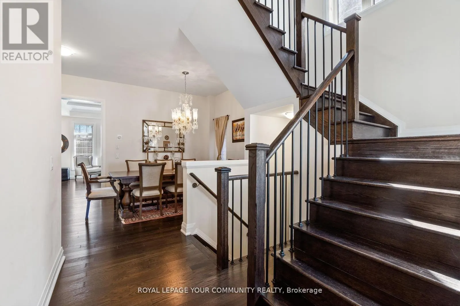 8 DUNCOMBE LANE