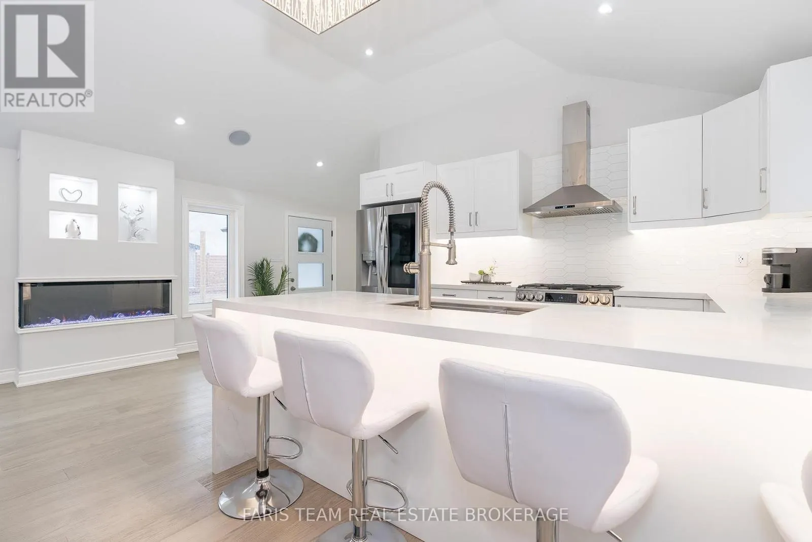 1135 POPLAR DRIVE