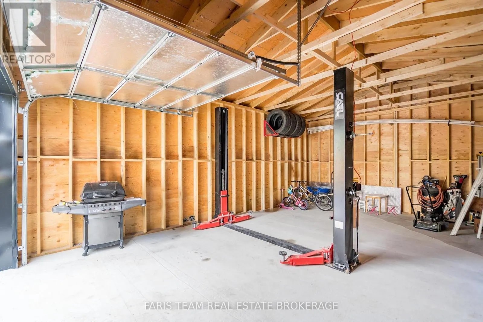 1135 POPLAR DRIVE
