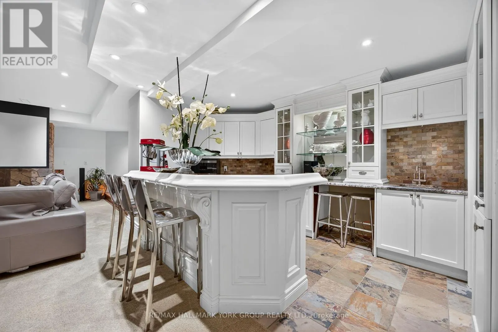 108 KENNEDY STREET W