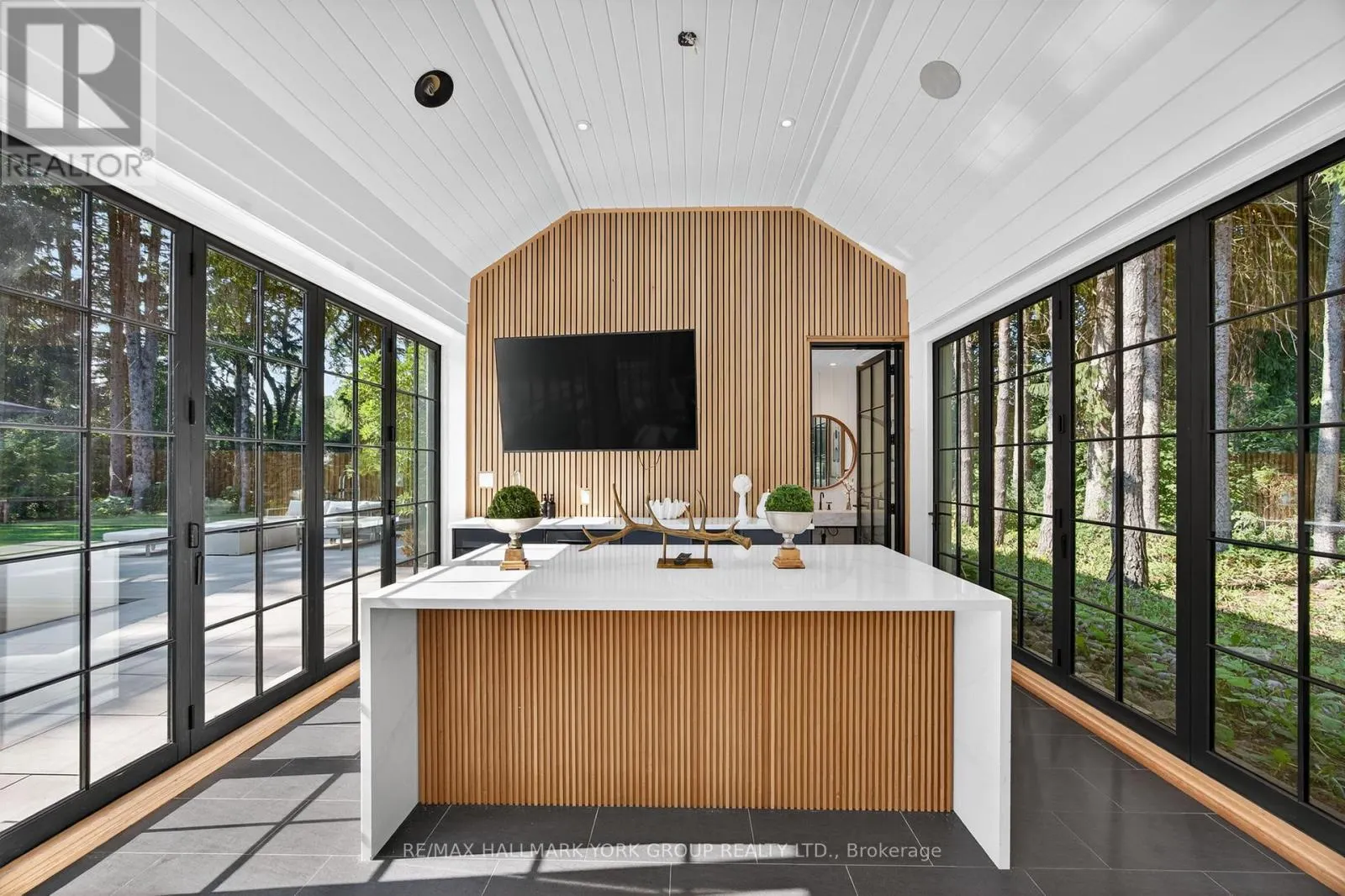 108 KENNEDY STREET W
