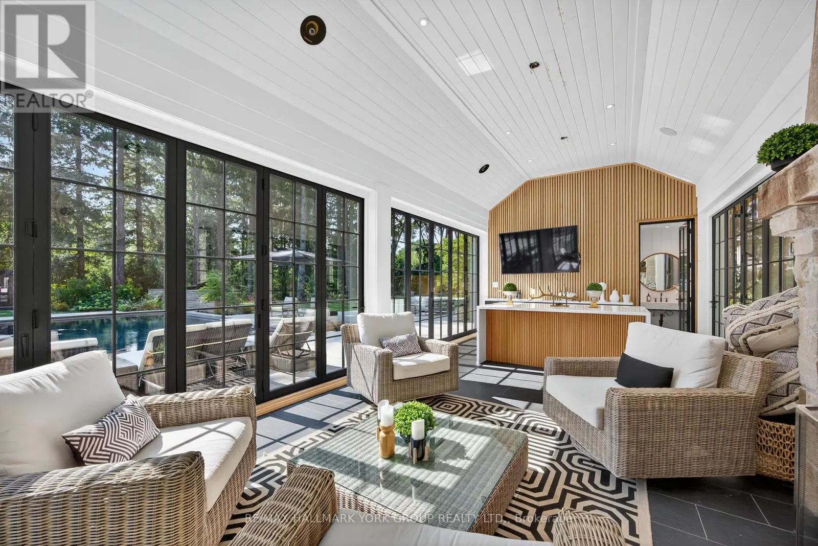 108 KENNEDY STREET W