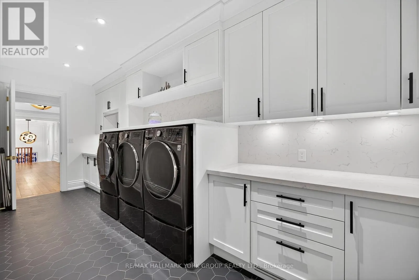 108 KENNEDY STREET W
