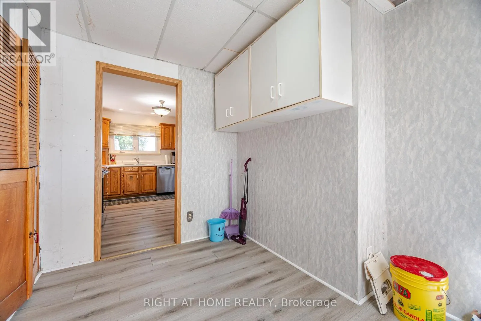428 LAKE DRIVE S
