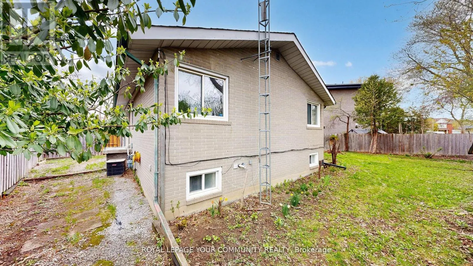 446 LYNETT CRESCENT