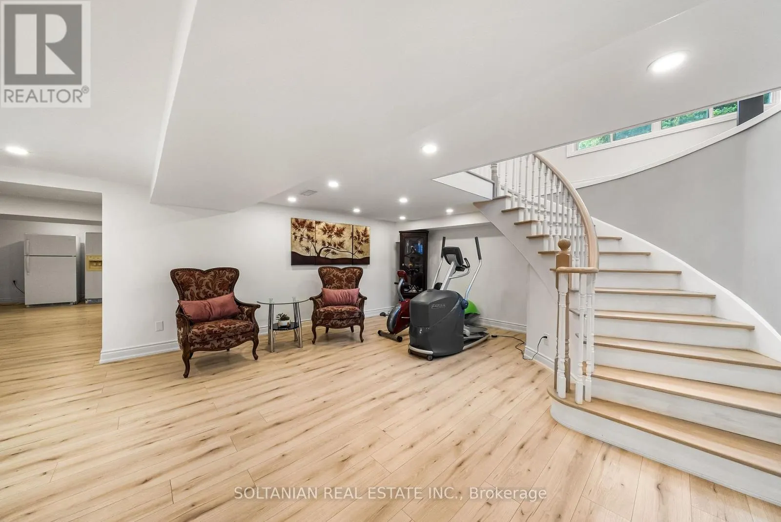 66 LAKELAND CRESCENT