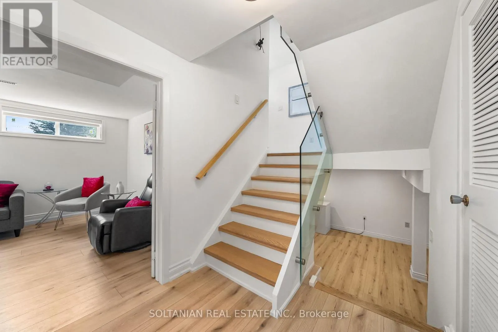 66 LAKELAND CRESCENT