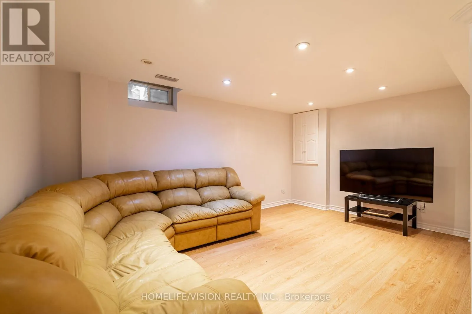 32 MOUNTFIELD CRESCENT
