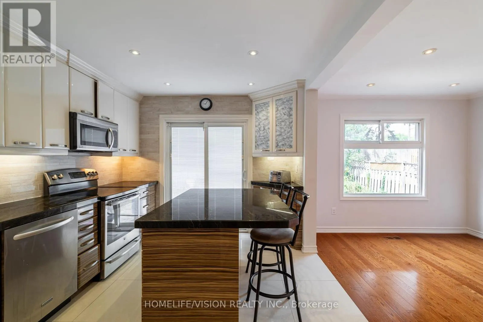 32 MOUNTFIELD CRESCENT