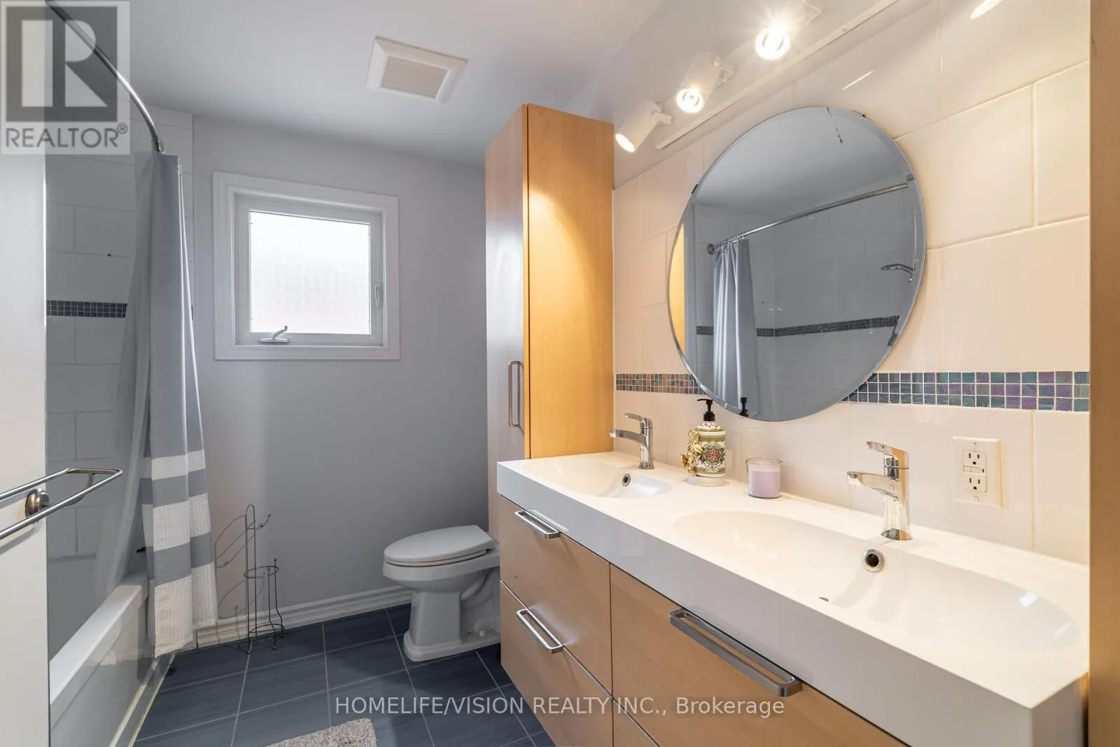 32 MOUNTFIELD CRESCENT