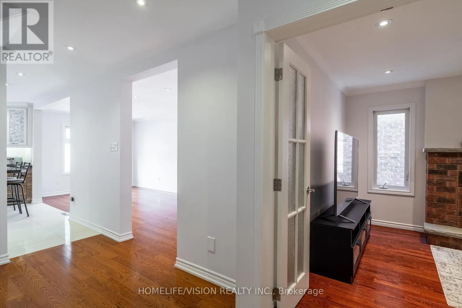 32 MOUNTFIELD CRESCENT