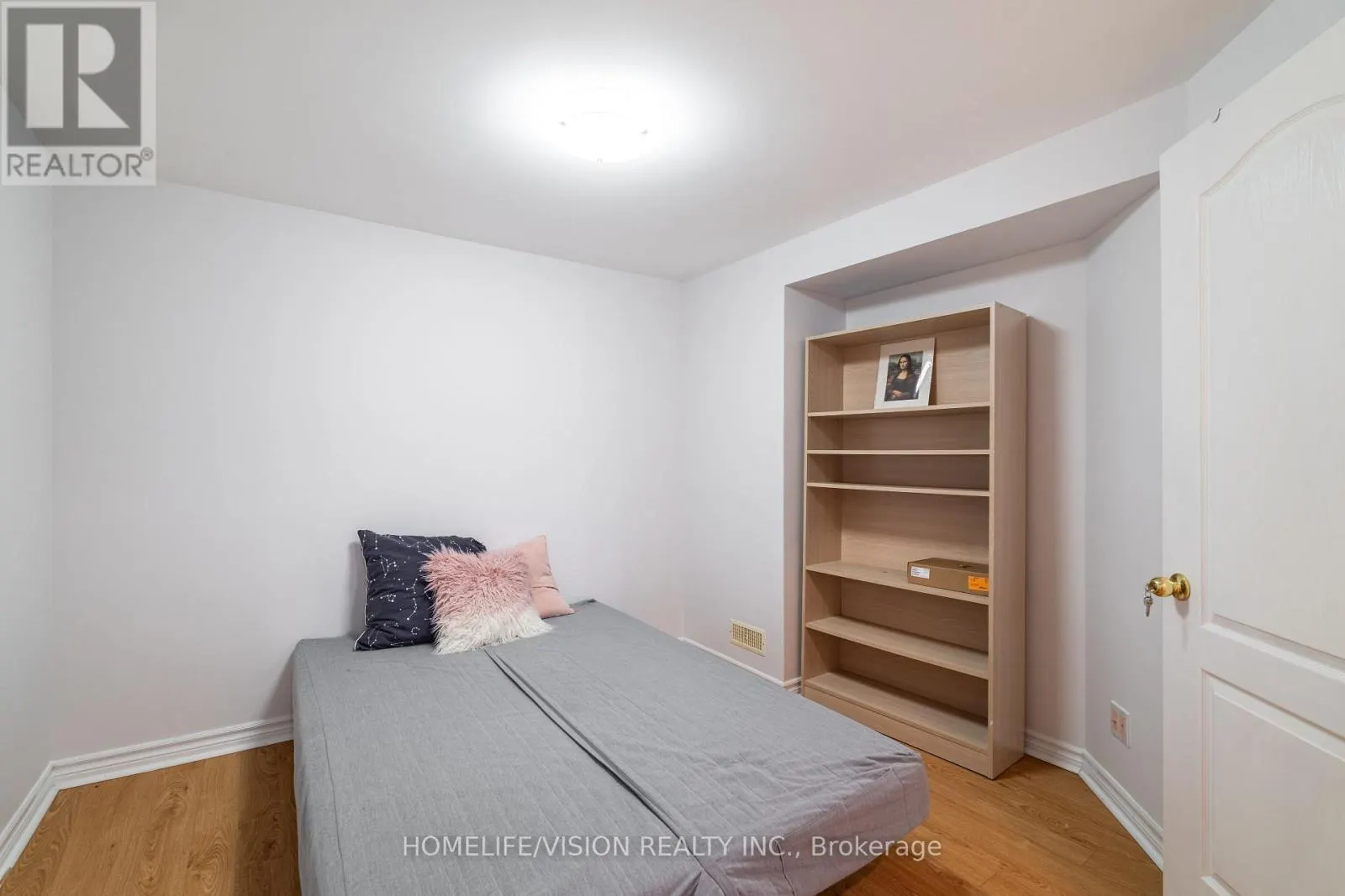32 MOUNTFIELD CRESCENT