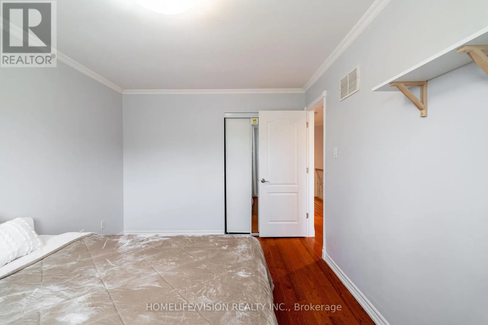 32 MOUNTFIELD CRESCENT