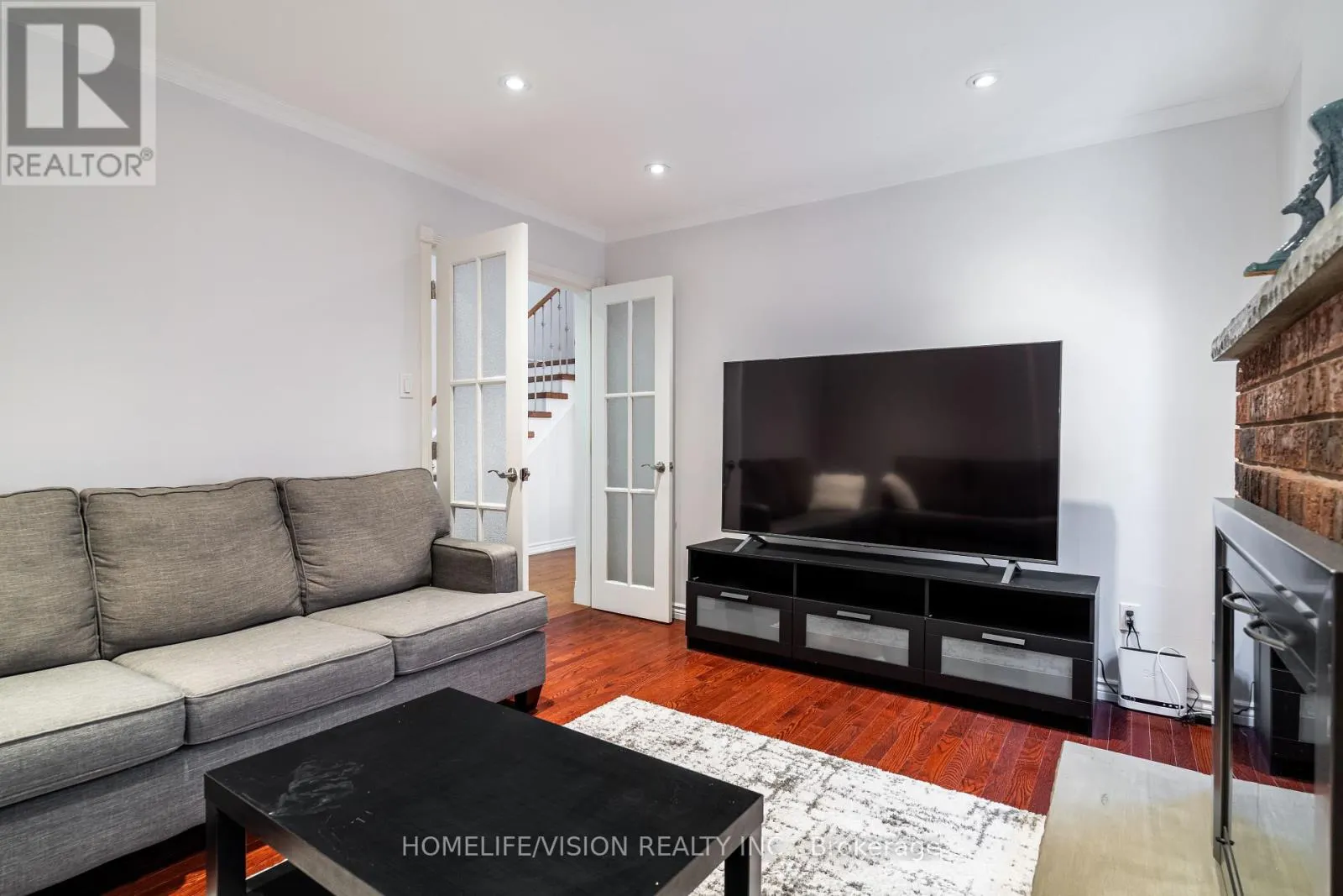 32 MOUNTFIELD CRESCENT