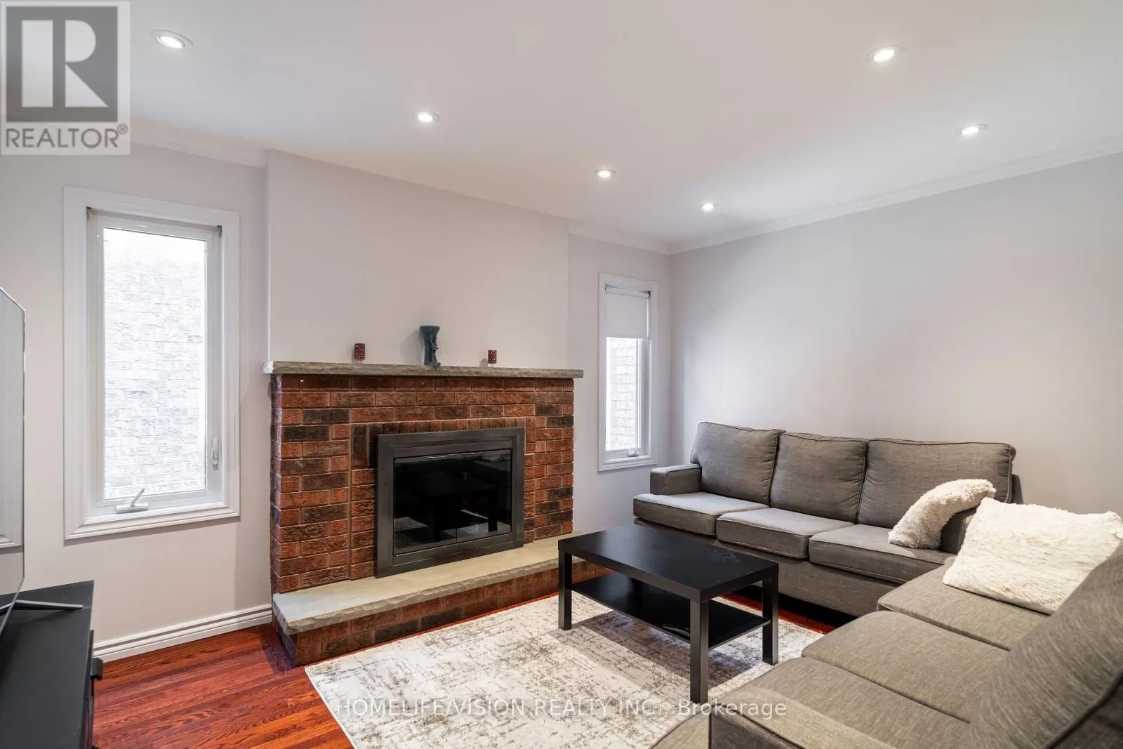 32 MOUNTFIELD CRESCENT