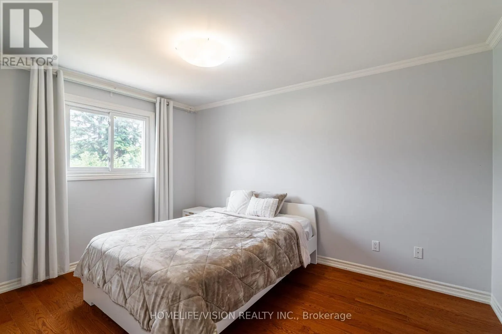 32 MOUNTFIELD CRESCENT