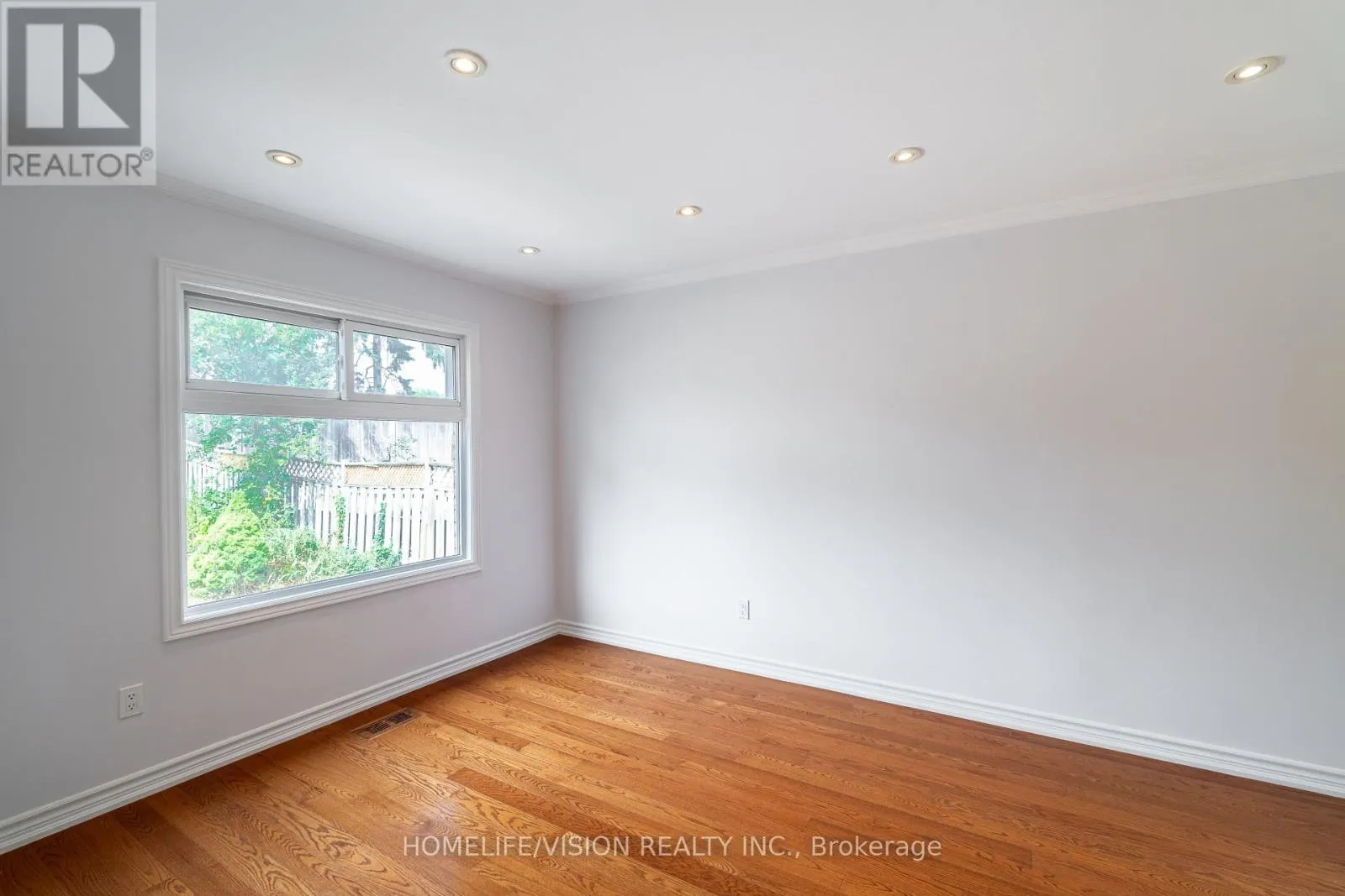 32 MOUNTFIELD CRESCENT