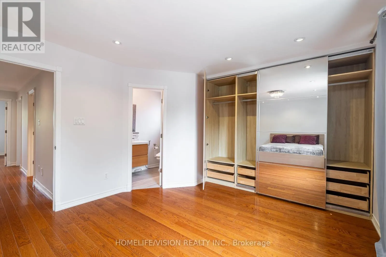 32 MOUNTFIELD CRESCENT