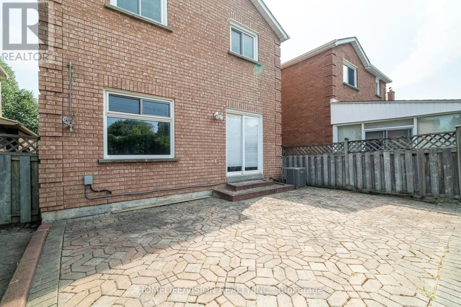 32 MOUNTFIELD CRESCENT