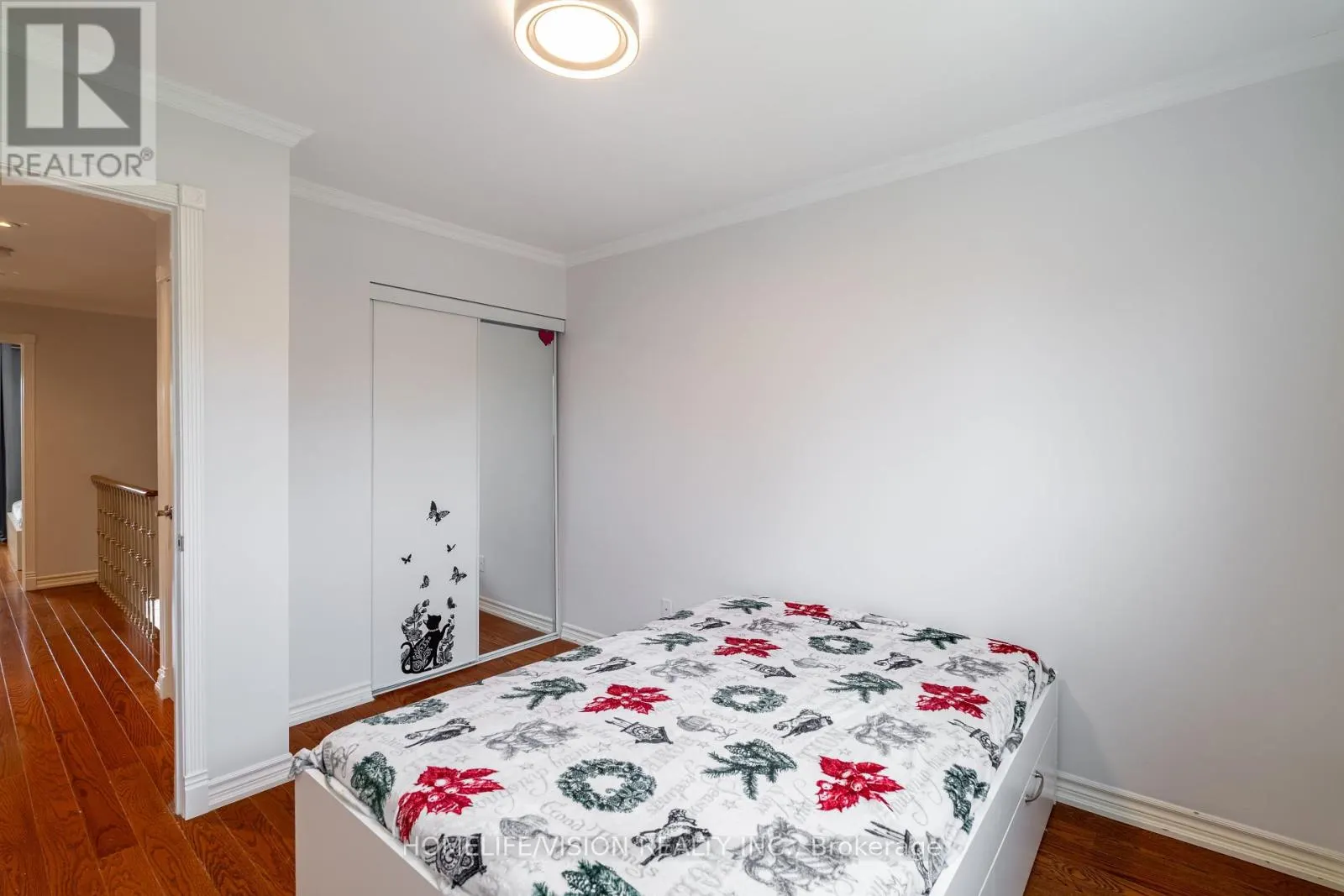 32 MOUNTFIELD CRESCENT
