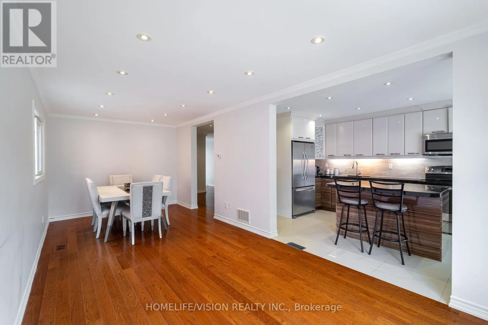 32 MOUNTFIELD CRESCENT