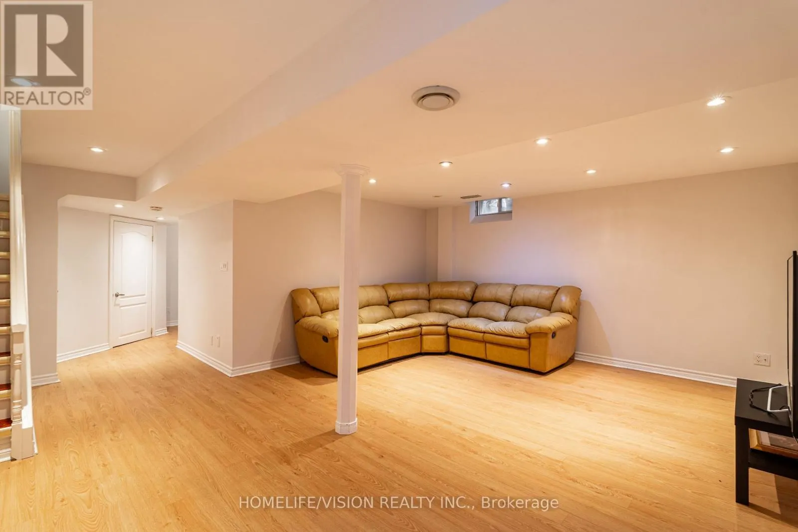 32 MOUNTFIELD CRESCENT