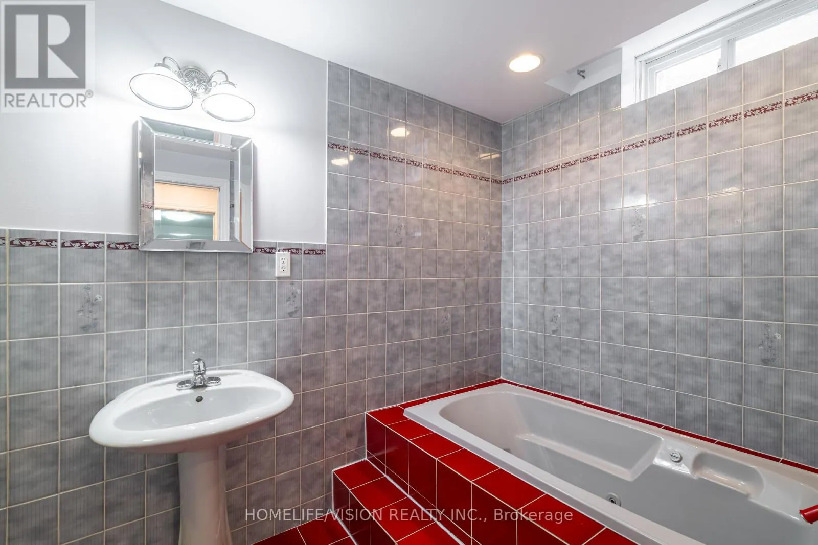 32 MOUNTFIELD CRESCENT