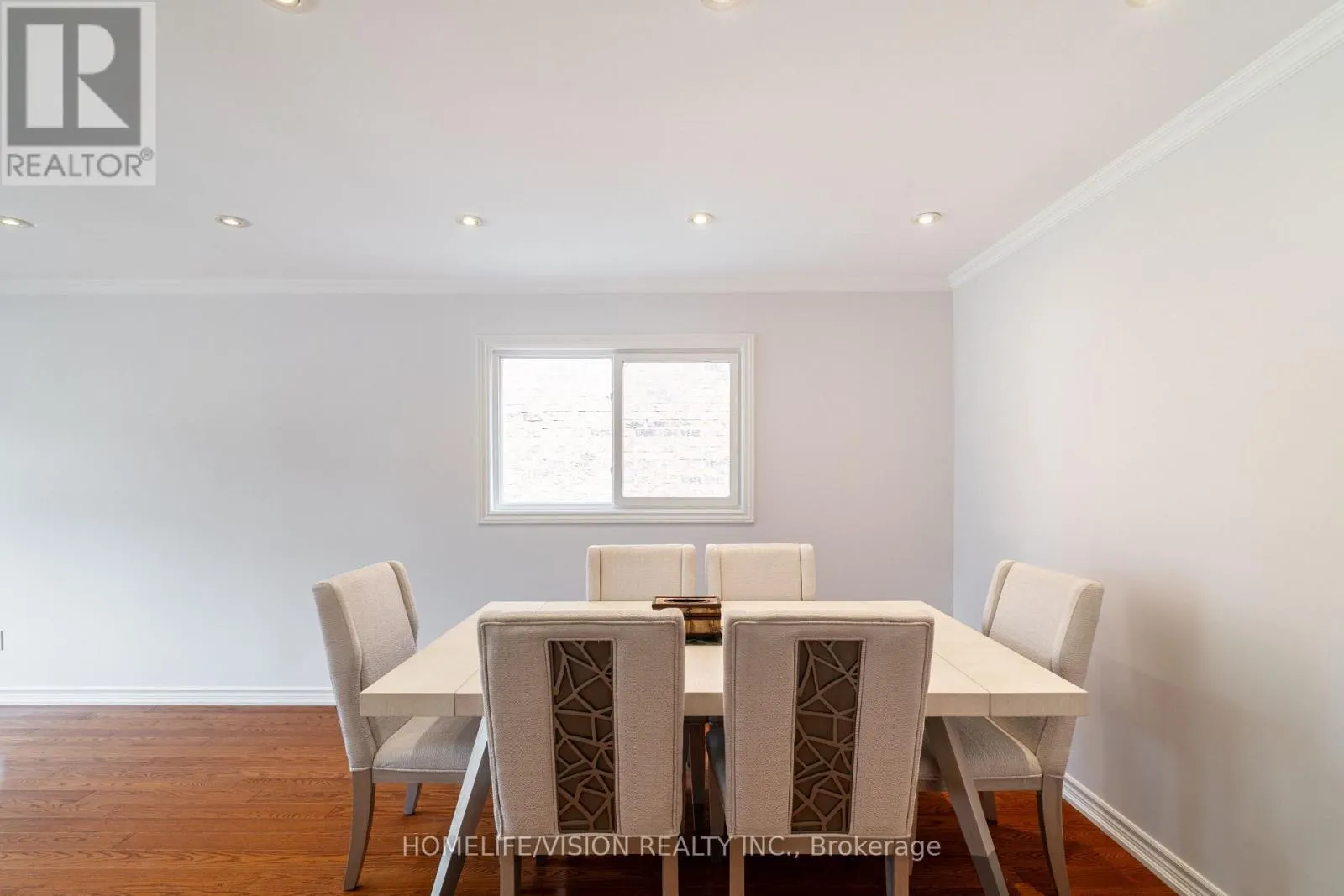 32 MOUNTFIELD CRESCENT