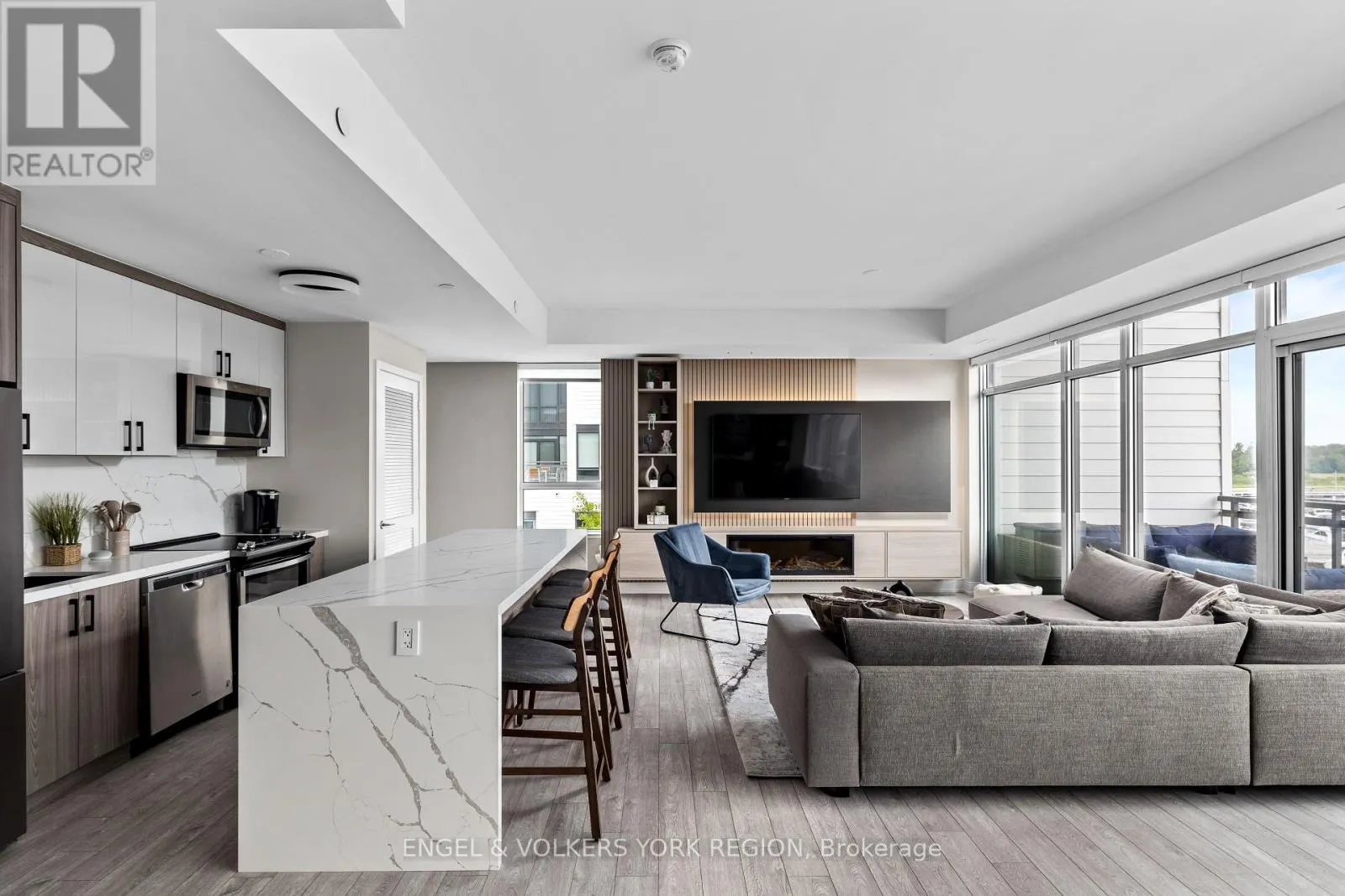 110 - 317 BROWARD WAY