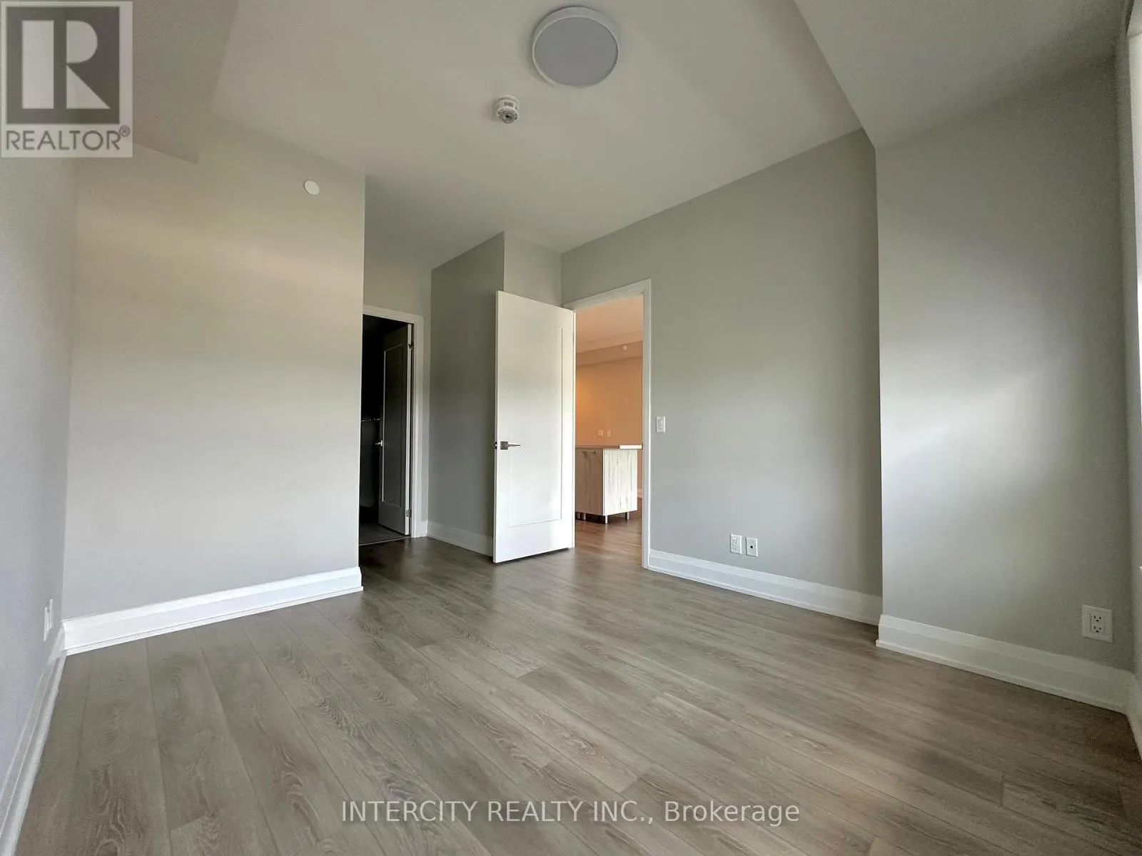 1806 - 18 WATER WALK DRIVE