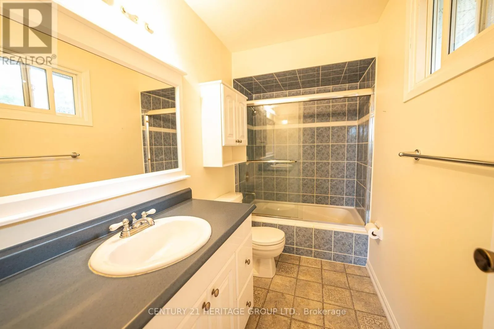 UPPER LEVEL - 42 PORTLAND CRESCENT
