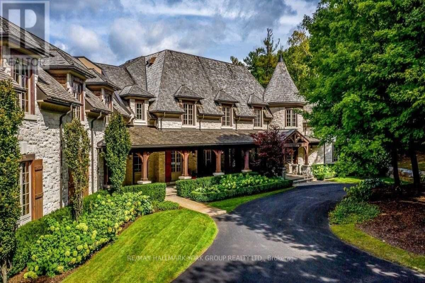 16 HUNTERS GLEN RD, Aurora