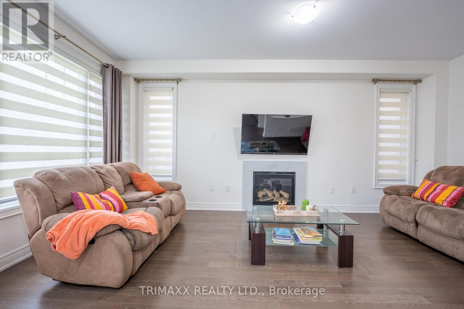 2 DOWNY EMERALD DR