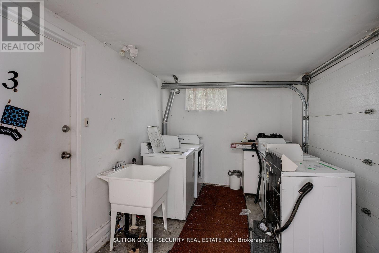 97 JOHN ST E