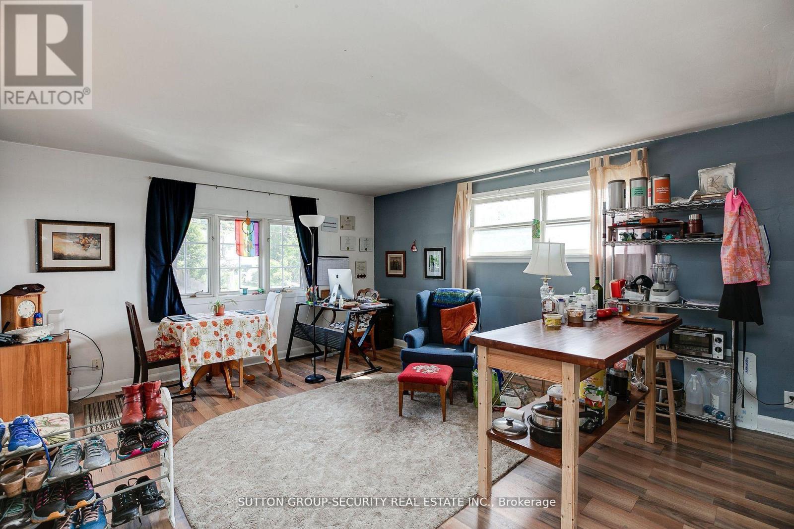 98 JOHN ST E
